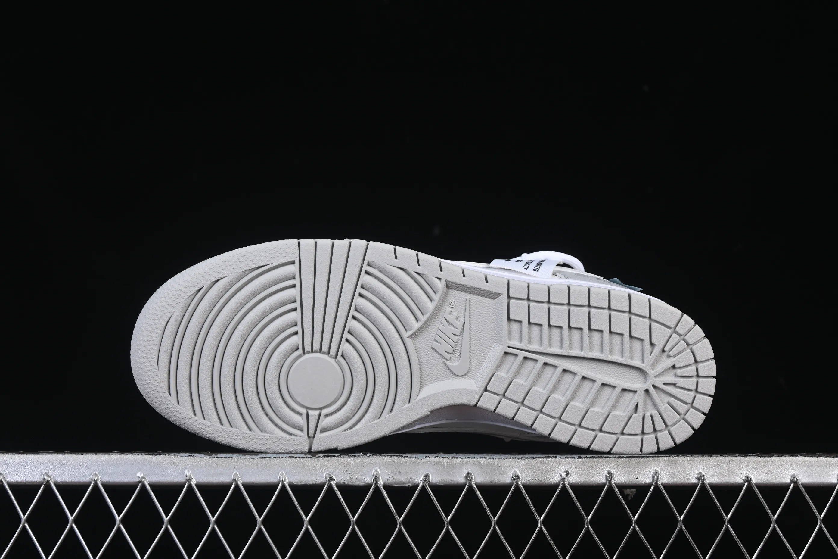 All categories Nk SB Dunk Series Nk SB Dunk Low High-end customized low-top sneakers Nike SB Dunk Low Gray and white straps low-top casual sneakers HF0730-160